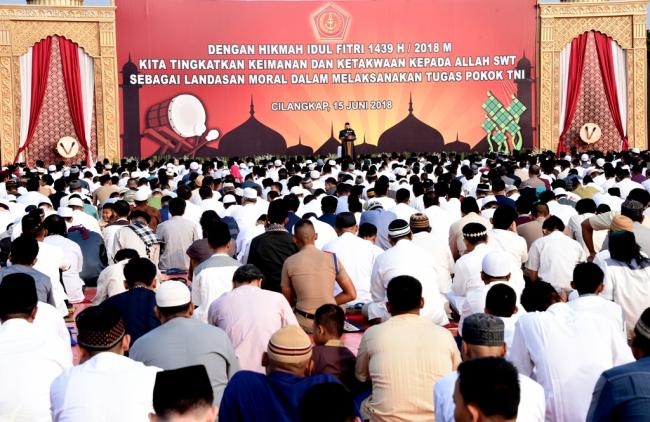 Panglima TNI Sholat Idul Fitri 1439 H Bersama Ribuan Prajurit TNI dan Masyarakat